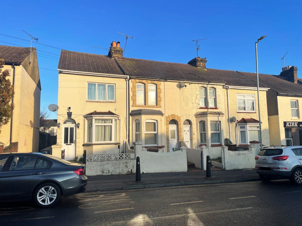 Lot: 117 - MID-TERRACE HOUSE FOR REFURBISHMENT -